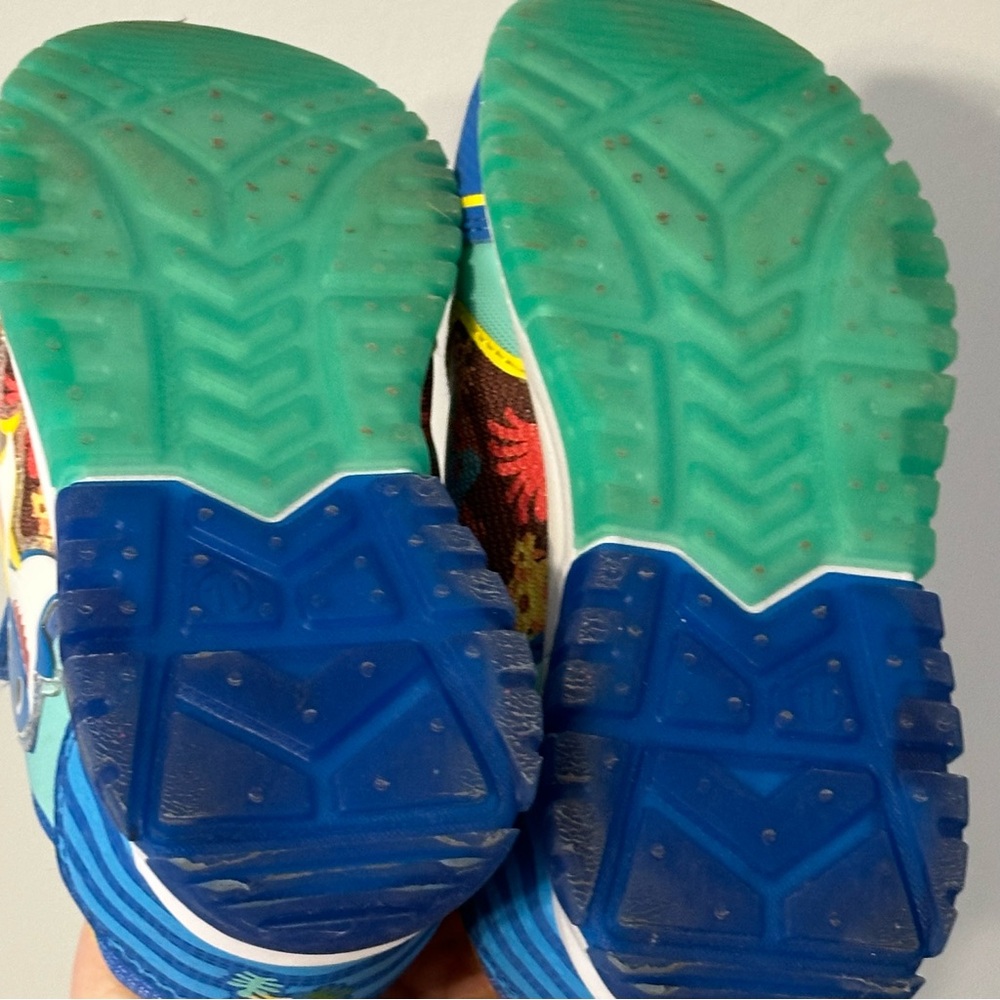 Baby Shark Kids Sneakers - Light Up - Picture 9 of 9